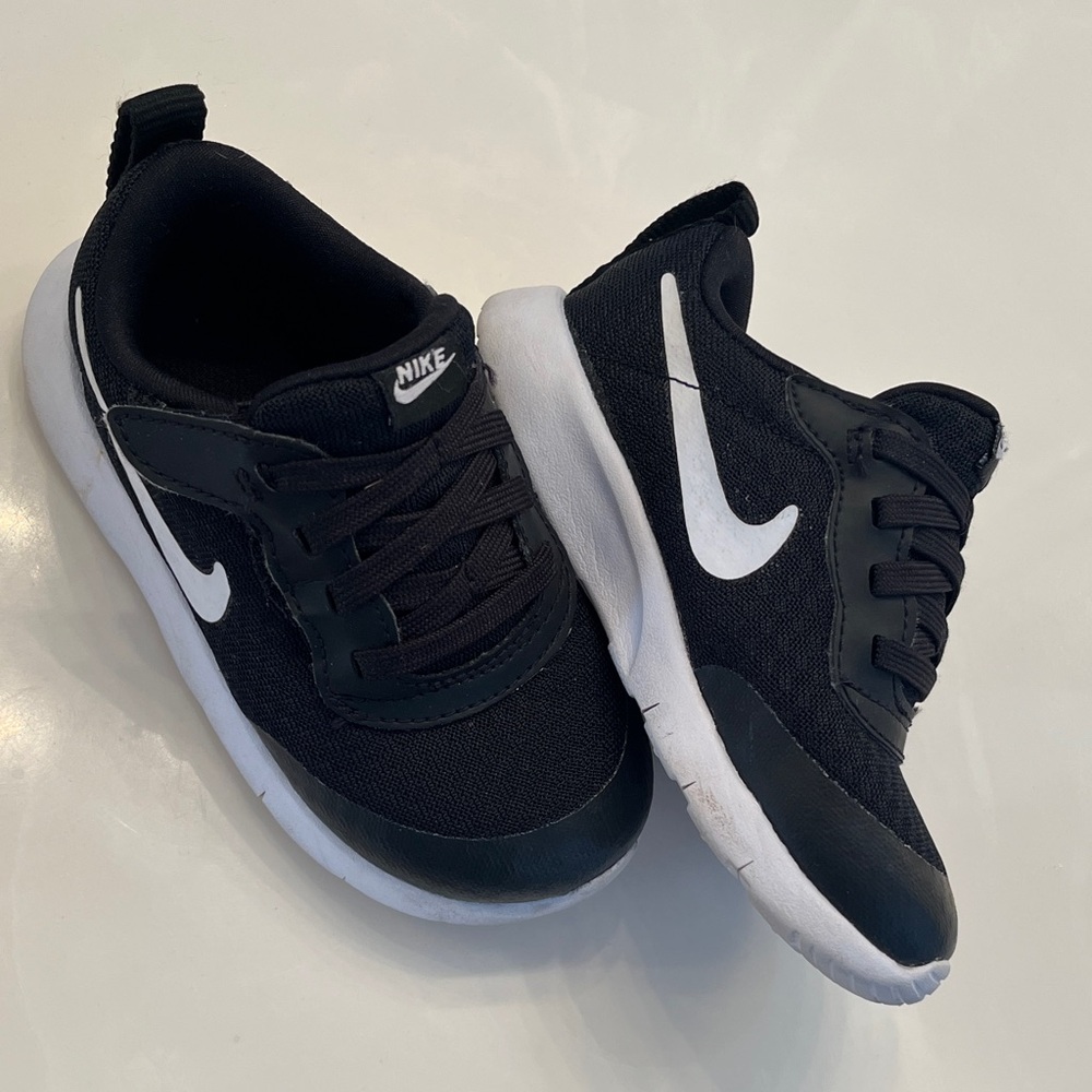 EUC Nike Toddler 7.5 Black and White Sneakers